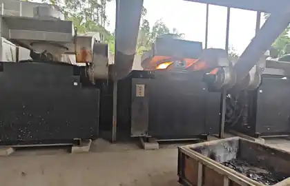 1吨钢壳炉熔炼现场